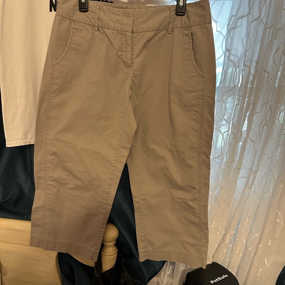 Daisy Fuentes Women's Tan weird Leg Capris
Waist is 18” and inseam is 22.5”